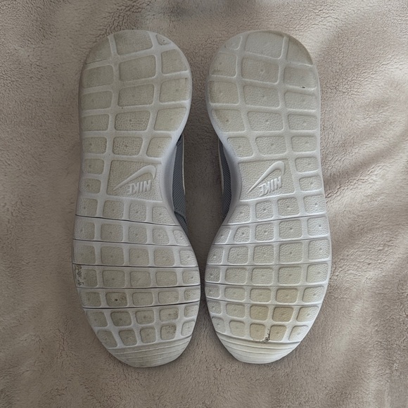 Nike Light Gray Sneakers with White Logo - Picture 10 of 10